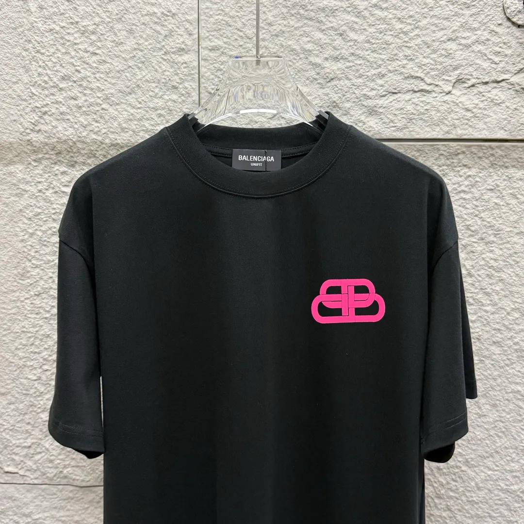 BALENCI*GA 2025 New Arrival T Classic Pink B T Same Style ：Black White Size： S （90-130 ） M （120-150 ） L （140-165 ） XL （160-180 ） XXL （180-210 ）